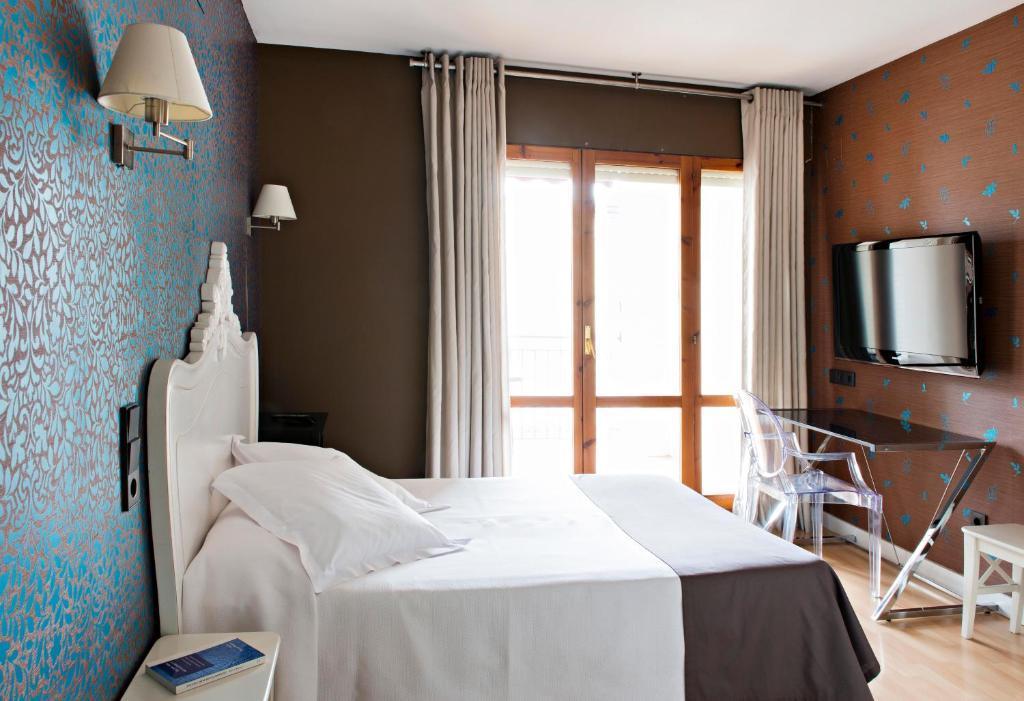 Hospedium Hostal Un Punto Chic Huesca Rum bild