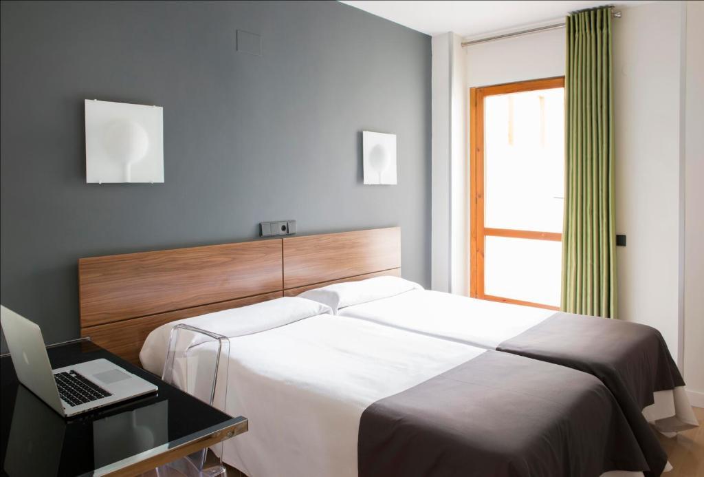 Hospedium Hostal Un Punto Chic Huesca Rum bild