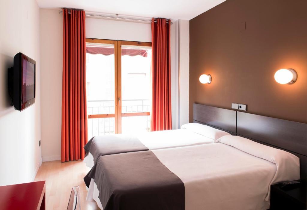 Hospedium Hostal Un Punto Chic Huesca Rum bild