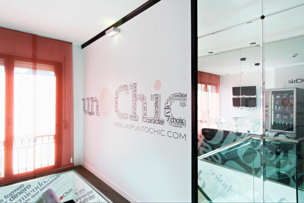 Hospedium Hostal Un Punto Chic Huesca Exteriör bild